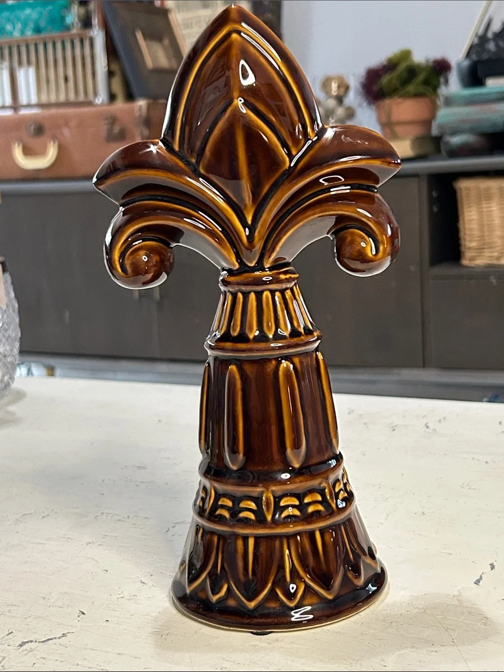 Ceramic Fleur-de-Lis Accent Sculpture in Gloss Brown